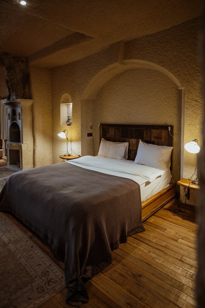Warm and inviting cave-style room in Ürgüp, Türkiye, showcasing rustic design and comfort.
